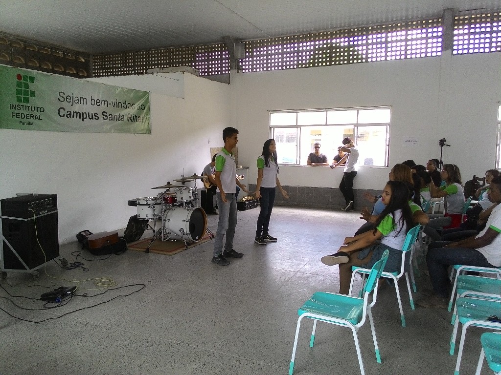 Apresentação em libras realizada pelos discentes surdos Wellington Eldem e Leyd Dayanna