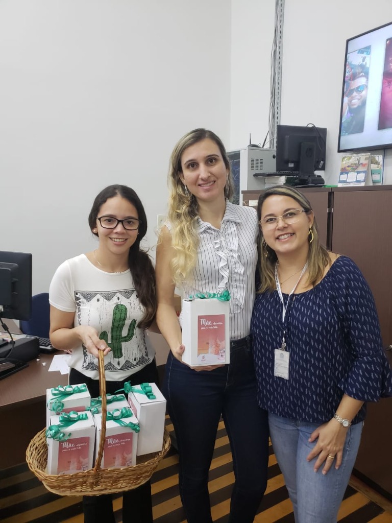 DDP entrega lembrança do dia das maes.jpg