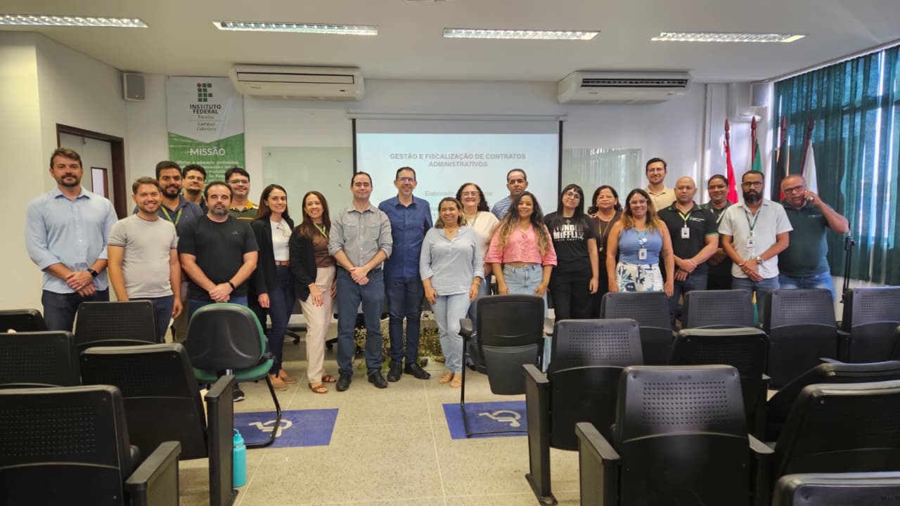 Participantes do curso com o instrutor Thiago Menezes